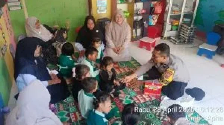 Personel Polsek Tapaktuan Sambangi Tempat Penitipan Anak  PAUD Bunggong Jambe
