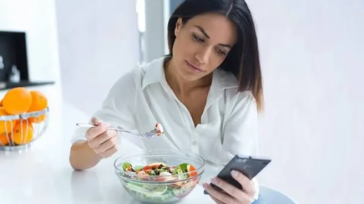 Bahaya Makan Sambil Main Handphone