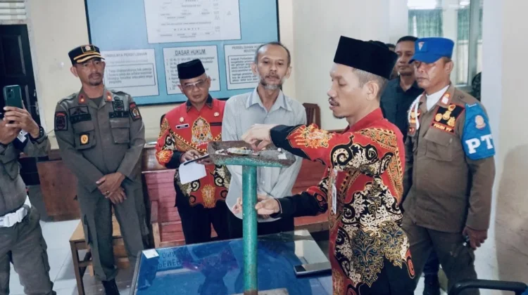 Bupati Aceh Barat Sidak Disnakertrans, Temukan Puntung Rokok di Ruang Pelayanan