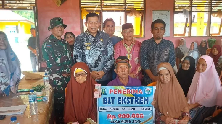 Puluhan Warga Desa Suka Jaya Terima BLT
