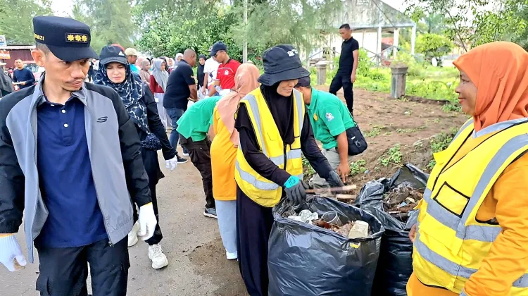 Ratusan ASN Bersama Buruh Aksi Bersih Wujudkan Aceh Barat Zero Sampah