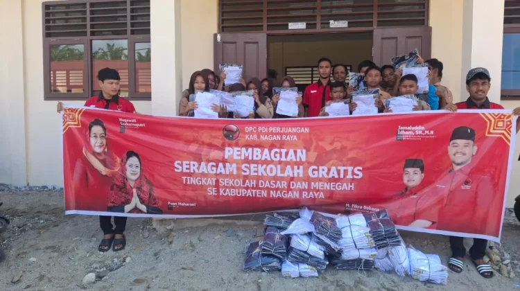 PDIP Nagan Raya Bagikan 1.600 Seragam saat Hardiknas 2026