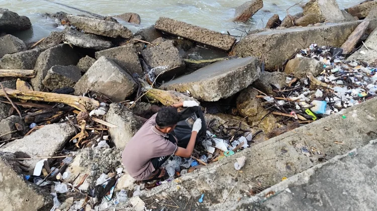 Aksi Siswa SMP ini Jadi Tamparan Pembuang Sampah Sembarangan