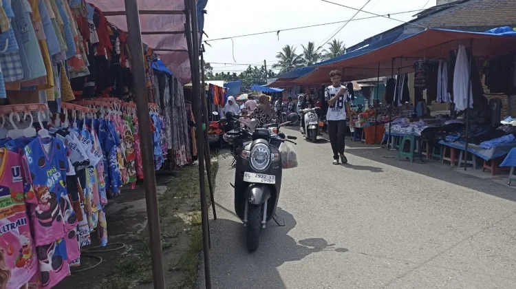 Pasar Mingguan Pulo tengah Ramai, Dongkrak Ekonomi Warga