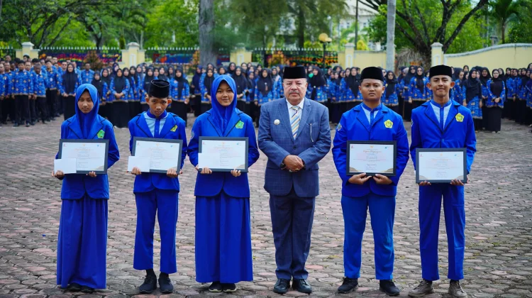 Pimpin Upacara Hardiknas 2026, Bupati TRK Serahkan Penghargaan Siswa Berprestasi