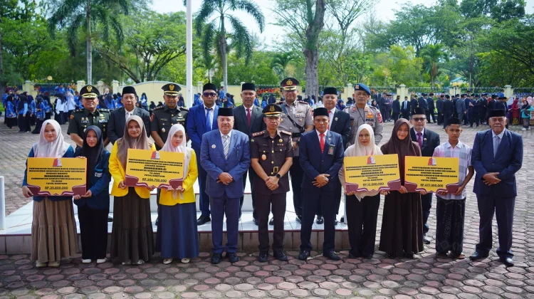 Bupati TRK Serahkan Bantuan Pendidikan Rp721 Juta bagi 580 Santri dan Mahasiswa
