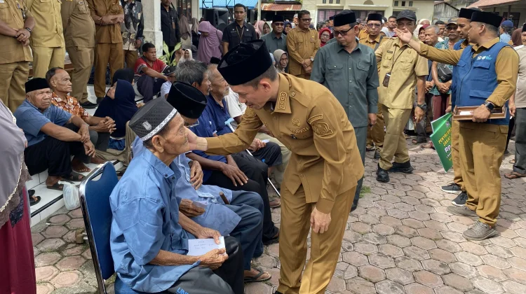 Baitul Mal Aceh Barat Salurkan Zakat Fakir Miskin di Meureubo