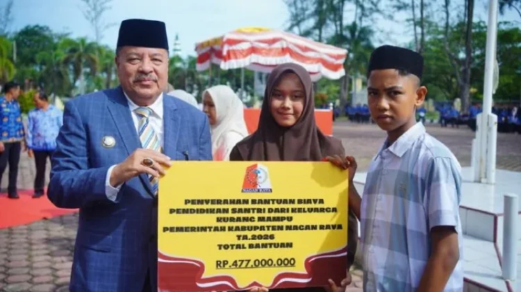 Bupati TRK Serahkan Rp721 Juta Bantuan Pendidikan Santri 2026