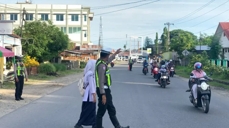 Personel Sat Lantas Polres Abdya Pengaturan Lalu Lintas di Zona Sekolah
