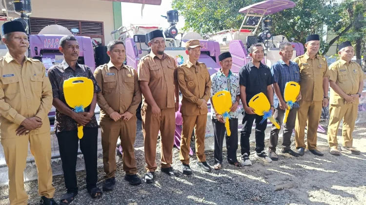 Pemkab Aceh Barat Salurkan Bantuan Alsintan Kelompok Tani