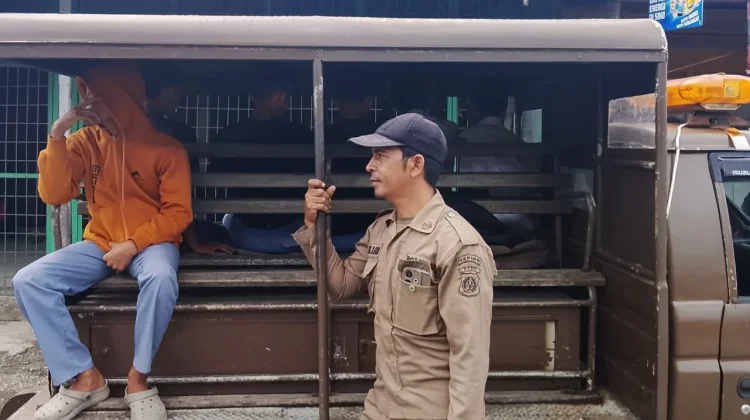 Petugas Satpol PP Aceh Barat Penertiban Pelajar di Tempat Rental PlayStation