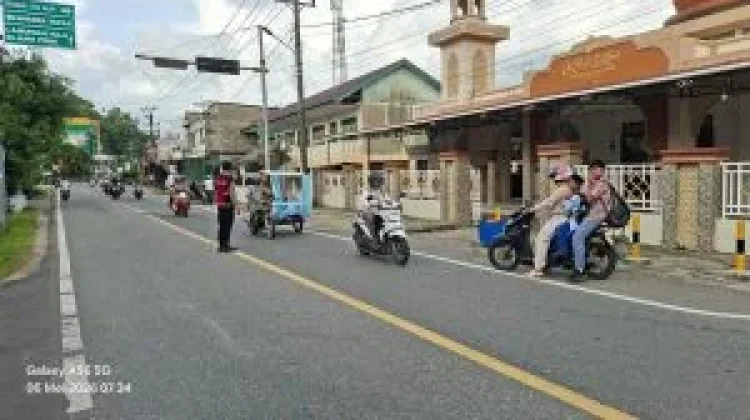 Personel Polres Aceh Selatan Pengaturan Lalu Lintas di Jalan Raya