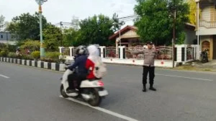 Personel Polres Aceh Selatan Pengaturan Lalu Lintas Jalan Raya
