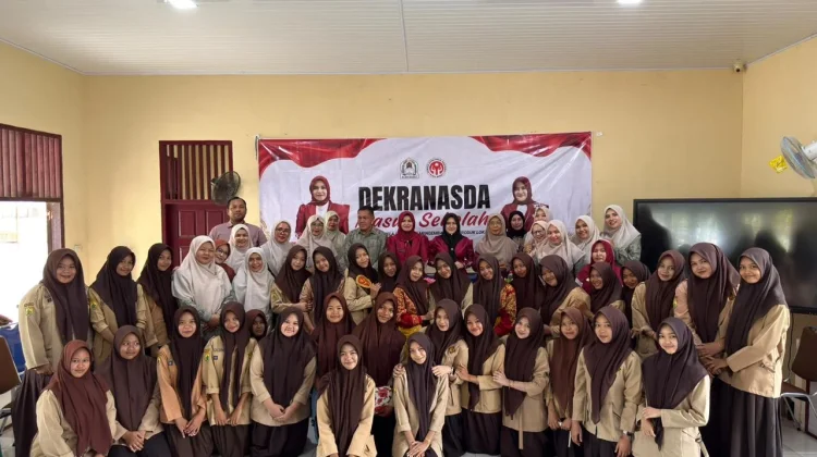 Dekranasda  Aceh barat adakan kegiatan di SMA Kaway XVI