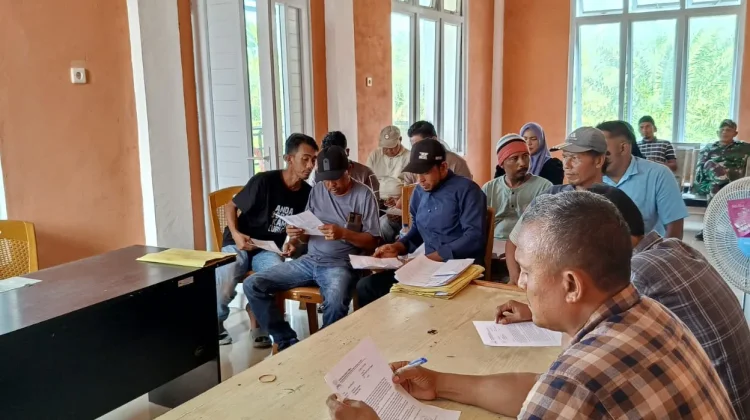Warga Cot Bayu Gelar Aksi di Kantor Camat, Keuchik Bantah Tuduhan Tidak Transparan