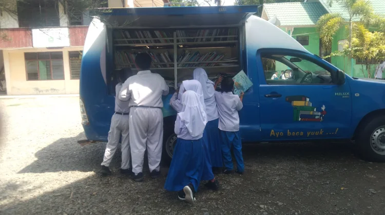 pustaka keliling sambagi sejumlah sekolah di Aceh barat