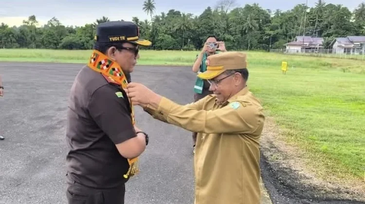 Wabup Simeulue Sambut Kunjungan Kerja Kajati Aceh di Bandara Lasikin