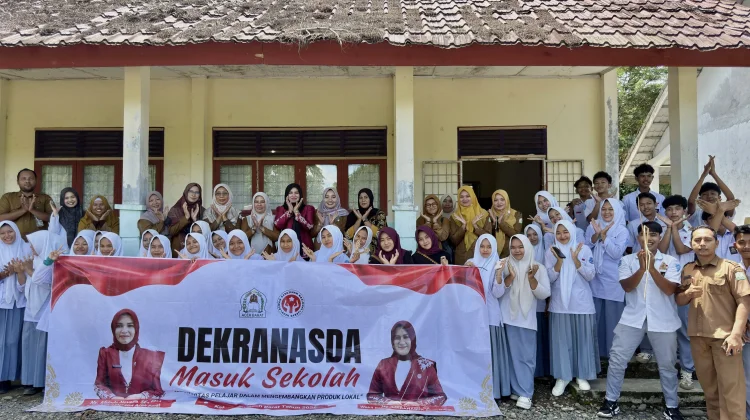 Dekranasda Aceh Barat Tumbuhkan Kreativitas Pelajar lewat Kerajinan Lokal