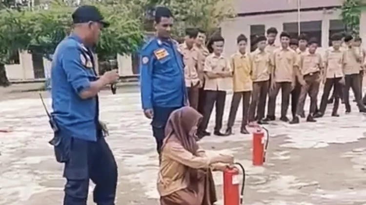 BPBD Aceh Barat Simulasi Pengunaan Apar pada Pelajar Sekolah