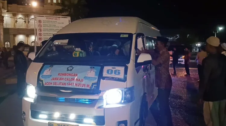 IKAMABAS Aceh Barat Bagikan Snack pada Calon Jamaah Haji Aceh Selatan