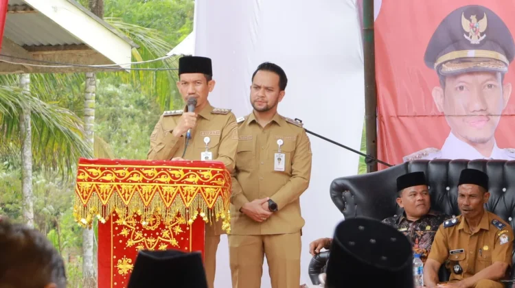 Berkantor Sehari di Bubon, Bupati Tarmizi Minta Warga Tidak Buang Sampah ke Sungai