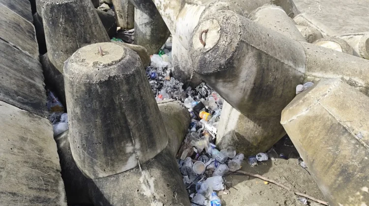 Kesadaran Masyarakat Rendah Sampah Menumpuk di Pinggir Pantai