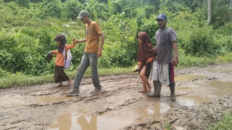 masyarakat Beutong keluhkan jalan paska banjir yang berlumpur