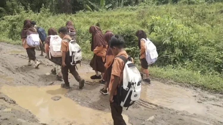 Warga Beutong Ateuh Banggalang Keluhkan Jalan Berlumpur Pascabencana