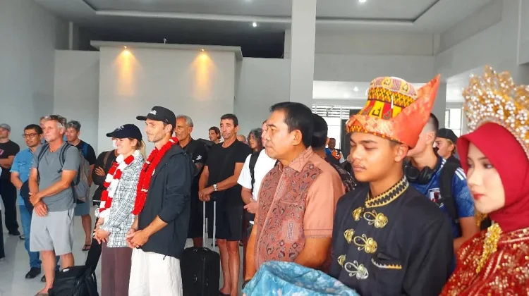 Hari Ini Puluhan Wisatawan Berkunjung ke Simeulue, Disambut Bupati Monas