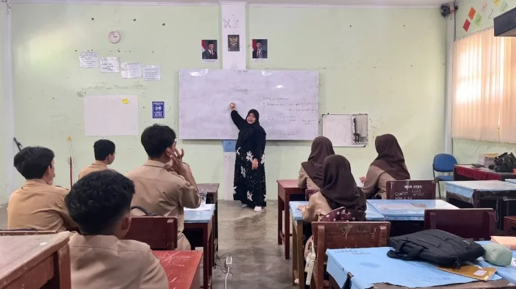 English Club Hidupkan Seni Retorika dan Debat lewat Isu Sensitif