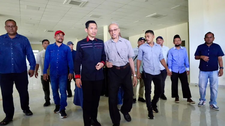 Tarmizi Dampingi Wali Naggroe Teungku Malik Mahmud Meninjau Rumah Sakit Regional