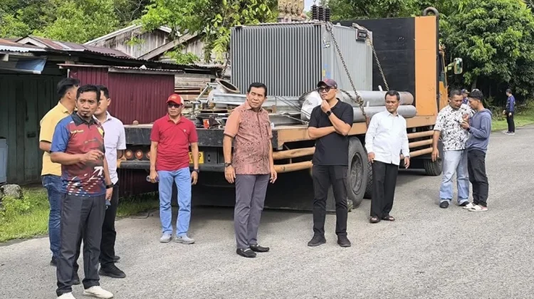 Bupati Simeulue Tinjau Kedatangan Mesin Pembangkit Listrik