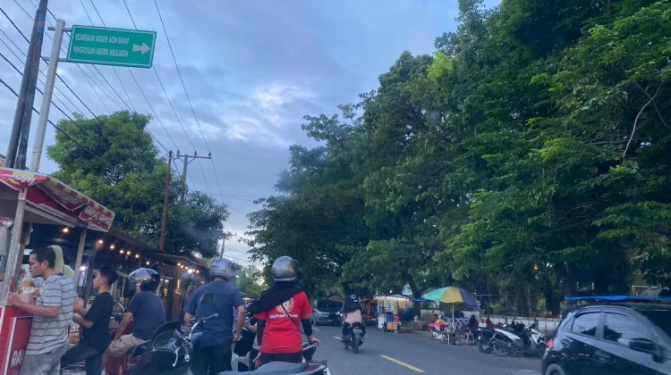 Menikmati Sore Minggu di Pusat Kuliner Jalan Teuku Umar