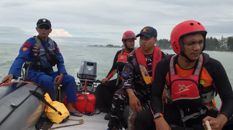 Satpol Airud Aceh Barat Dikerahkan Lakukan Pencarian Remaja Terseret Ombak