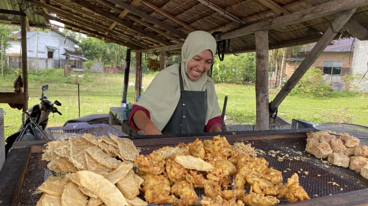 Gorengan Kak Misna Maju karena Konsisten