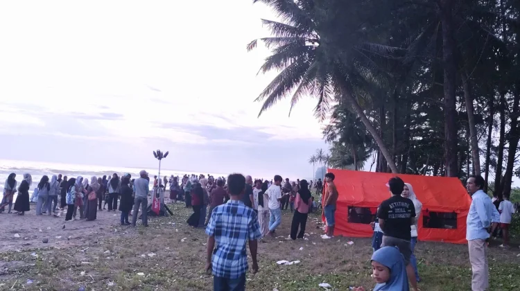 Pantai Suak Ribee Dipadati Warga Menanti Korban Tenggelam yang Belum Ditemukan