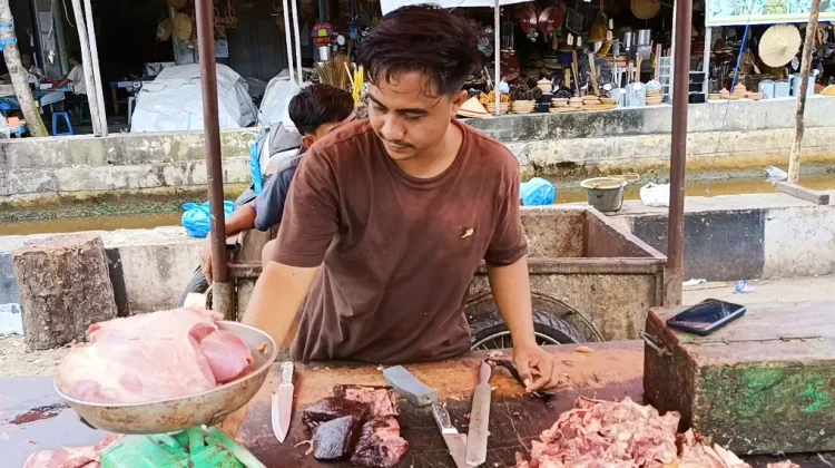 Pedagang Daging Meugang Ramai Berjualan di Pasar Meulaboh jelang Idul Adha