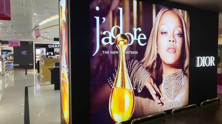 Aroma Kemewahan Rihanna Bikin Heboh KLIA2, Parfum J'adore Sukses Jadi Incaran Fans!