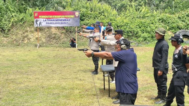 Polres Aceh Barat Asah Kemampuan Personel lewat Latihan Menembak