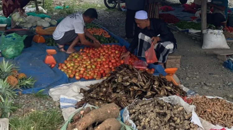 Hanya Digelar Setiap Rabu, Pasar Ini Tetap Bertahan hingga Kini