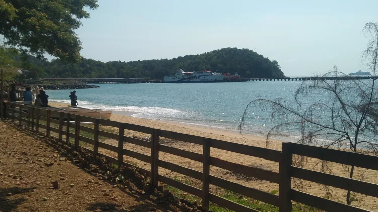 Panorama Laut Pelabuhan Calang Aceh Jaya Memikat Pengunjung