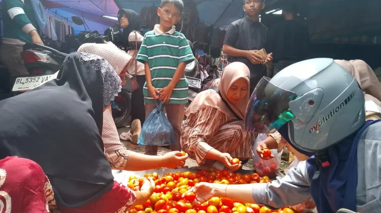 Warga Serbu Lapak Tomat Murah di Pasar Simpang 4 Nagan Raya