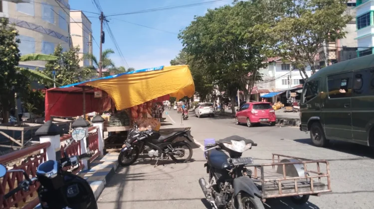 Hanya Digelar Setiap Rabu, Pasar Ini Tetap Bertahan hingga Kini