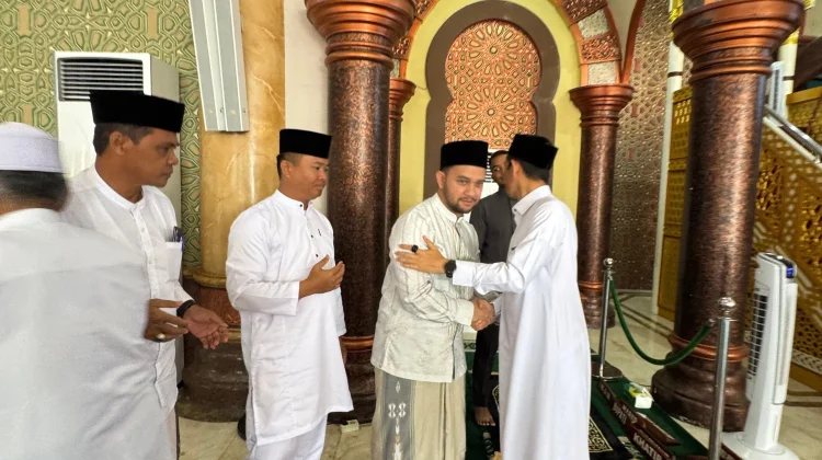 Bupati Tarmizi shalat Idul Adha di Masjid Agung  Baitul Makmur