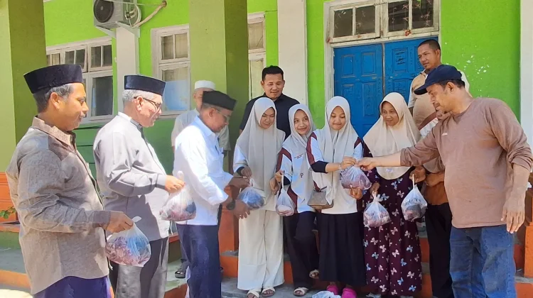 Sembelih 8 Hewan Qurban, MAN 1 Aceh Barat Bagikan 200 Paket Daging Siswa Kurang Mampu
