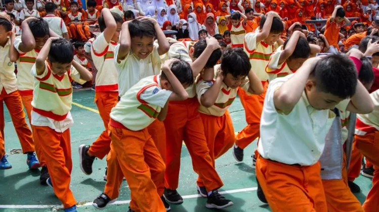. Cara Melindungi Anak saat Terjadi Bencana Alam