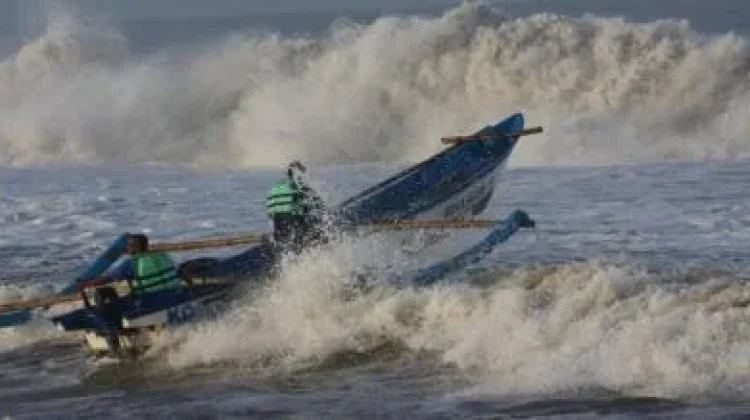 Tips Menghadapi Gelombang Tinggi Bagi Nelayan
