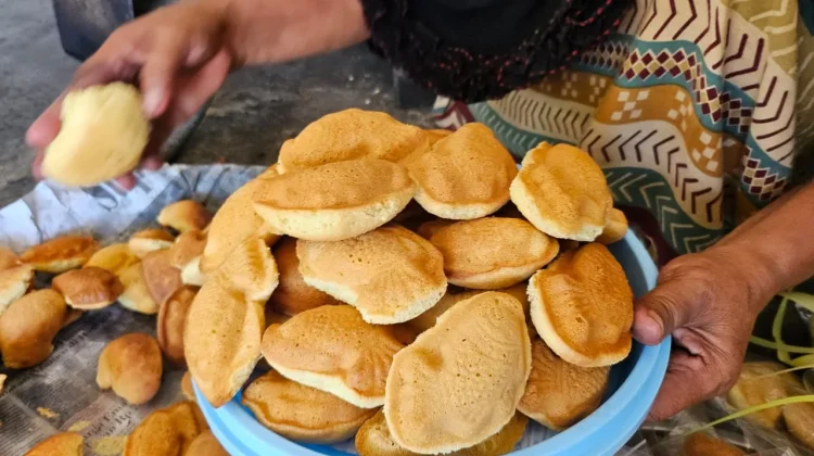 Bolu Bhoi Ikan Kue Paling Diburu saat Lebaran