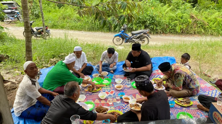 Kehangatan Makan Lesehan di Hari Raya Kurban