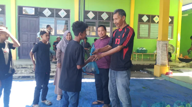 MTSN 2 Aceh barat   berbagi sedekah daging qurban